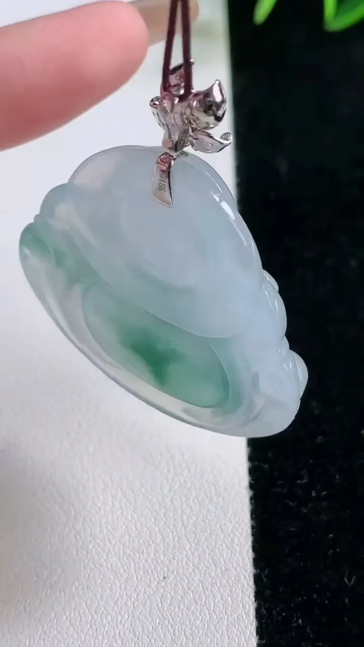 天然A货翡翠种飘花佛公吊坠，尺寸35-38.6-7.4，重量:16.20g
11月26日