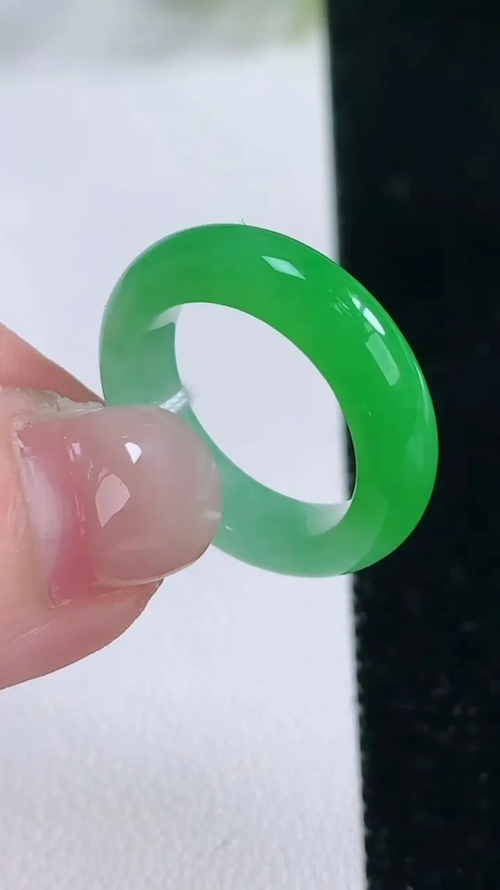 天然A货翡翠指环戒指，尺寸16.4-4.7-3.3，重量:3.71g2025年11月26日
工厂直销