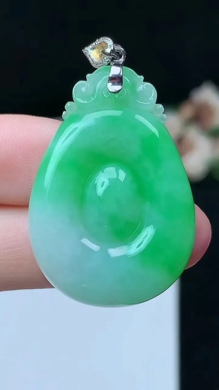 天然A货翡翠福贝吊坠，尺寸34.4-24-5.2，重量:8.00g
11月26日