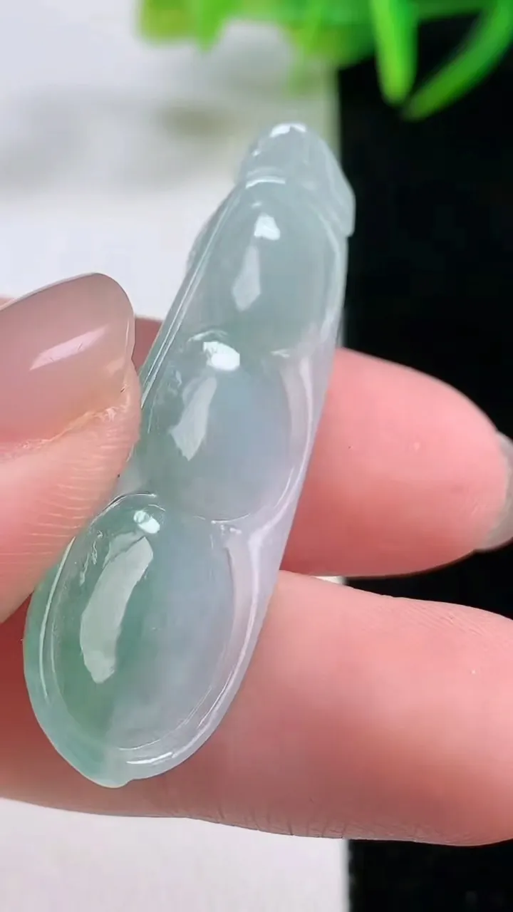 天然A货翡翠福豆吊坠，尺寸41.8-13.7-6，重量:5.94g
11月26日