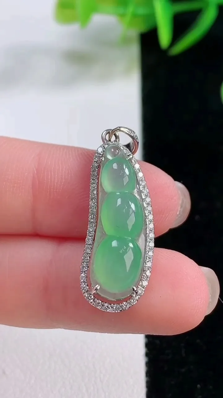 天然A货翡翠福豆吊坠，尺寸29.5-10-6.2，裸石23-7.3重量:2.81g
11月26日