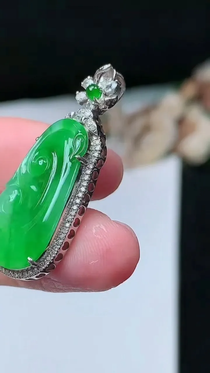 天然A货翡翠如意吊坠，尺寸34.4-15-5.9，裸石23.3-13，重量:4.22g
11月26日