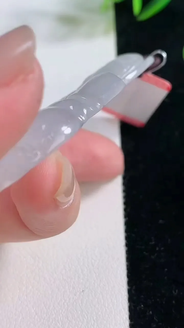 天然A货翡翠种白冰观音菩萨吊坠，尺寸64.4-41-6.6，重量:29.91g
11月26日