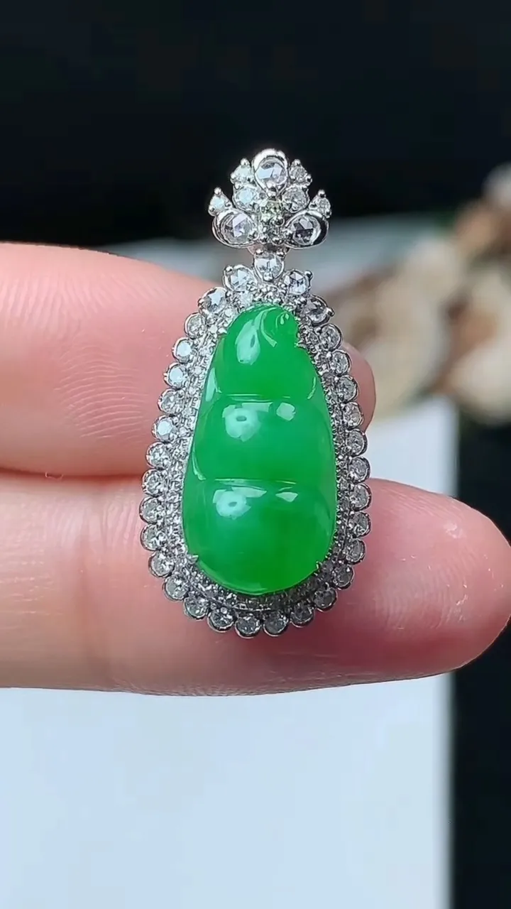 天然A货翡翠福豆吊坠，尺寸27.5-12.9-9.6裸石15.8-8.4，重量:3.85g
11月2