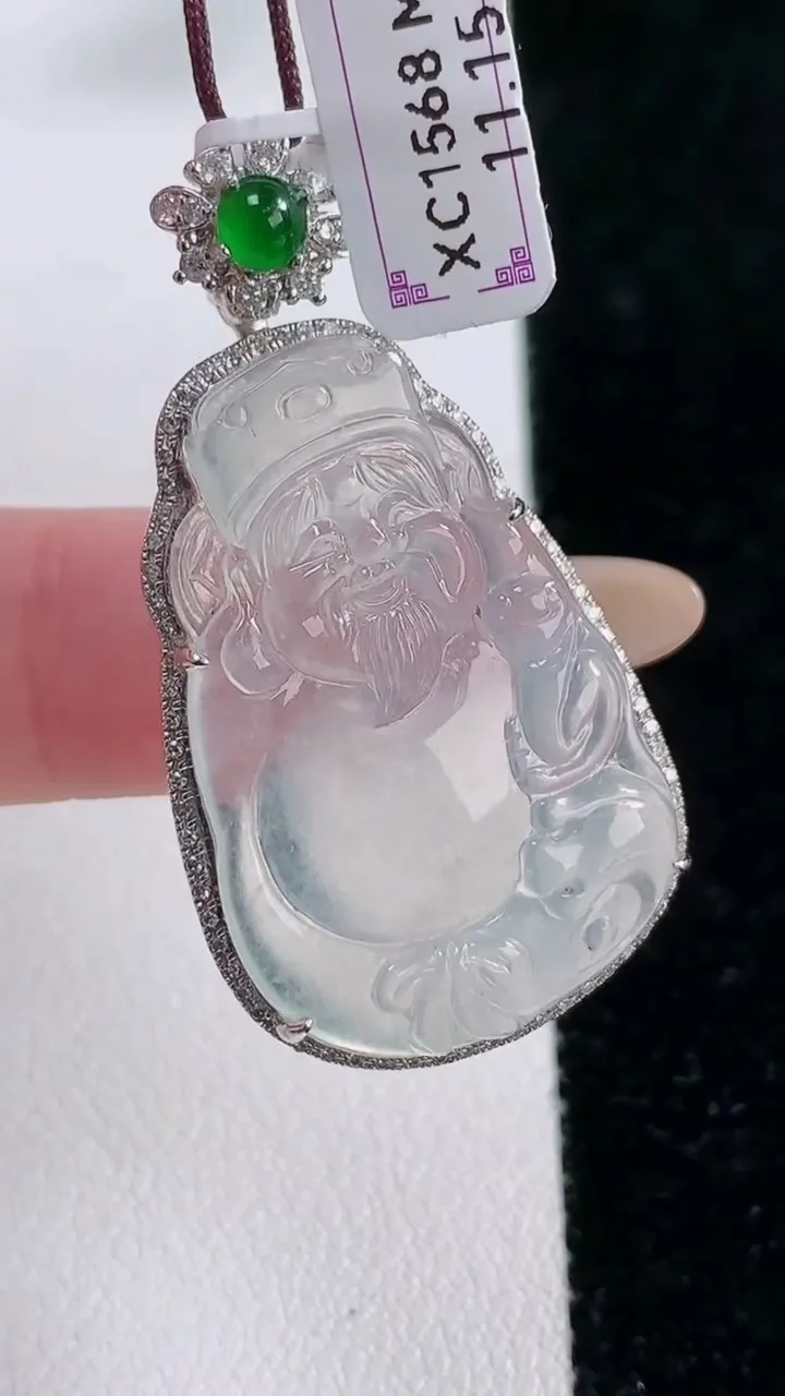 天然A货翡翠种白冰财神爷吊坠，尺寸40.5-21.6-7.7，裸石30-19.6重量:6.89g
1