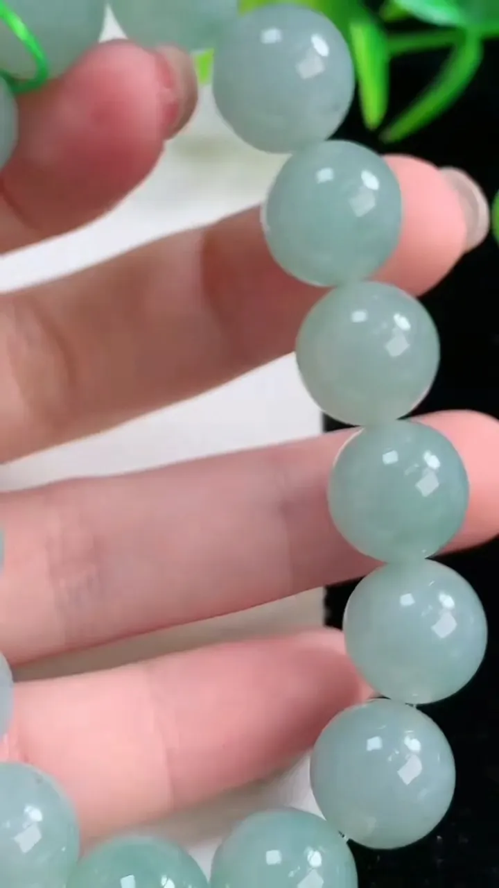天然A货翡翠圆珠手串，尺寸12.3-16颗，重量:52.93g11月26日
工厂直销收藏佳品,种好水足，色泽均匀，有种有色，上手高大气！