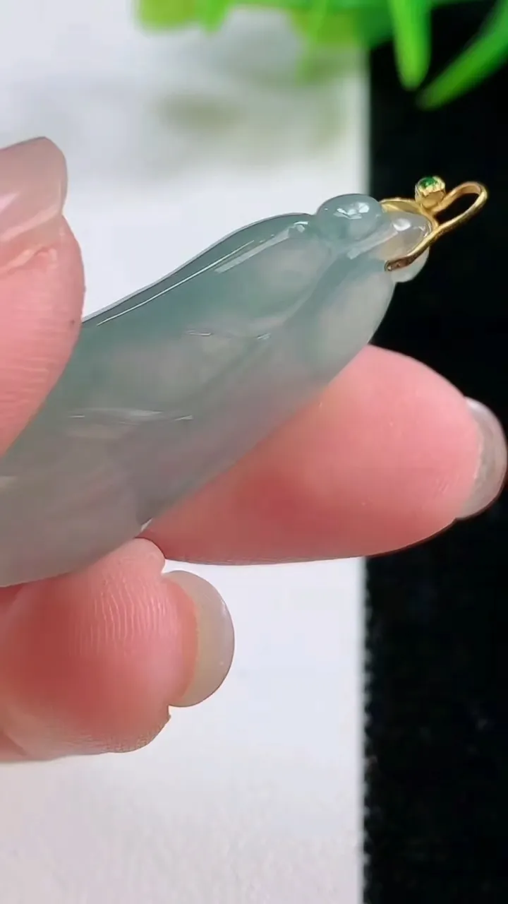 天然A货翡翠金枝玉叶 叶子吊坠，尺寸39-18-4.8，重量:5.91g
11月26日