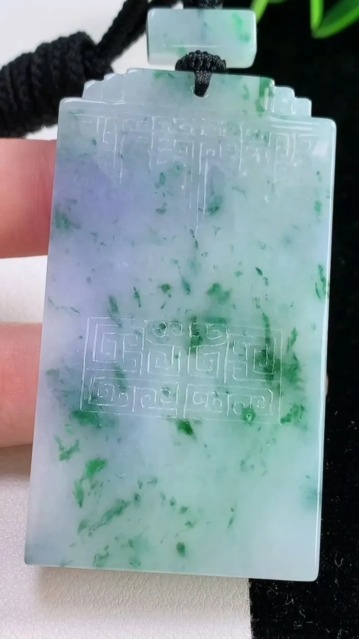 天然A货翡翠紫罗兰飘花仿古无事牌吊坠，尺寸62-34.7-5.1，重量:42.17g
11月26日