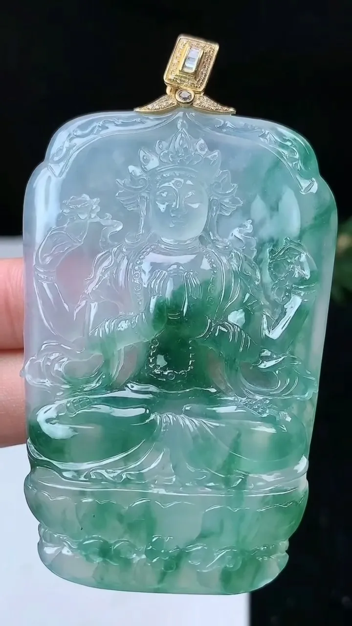 天然A货翡翠千手观音吊坠，尺寸65-43.3-7，重量:41.28g
11月26日