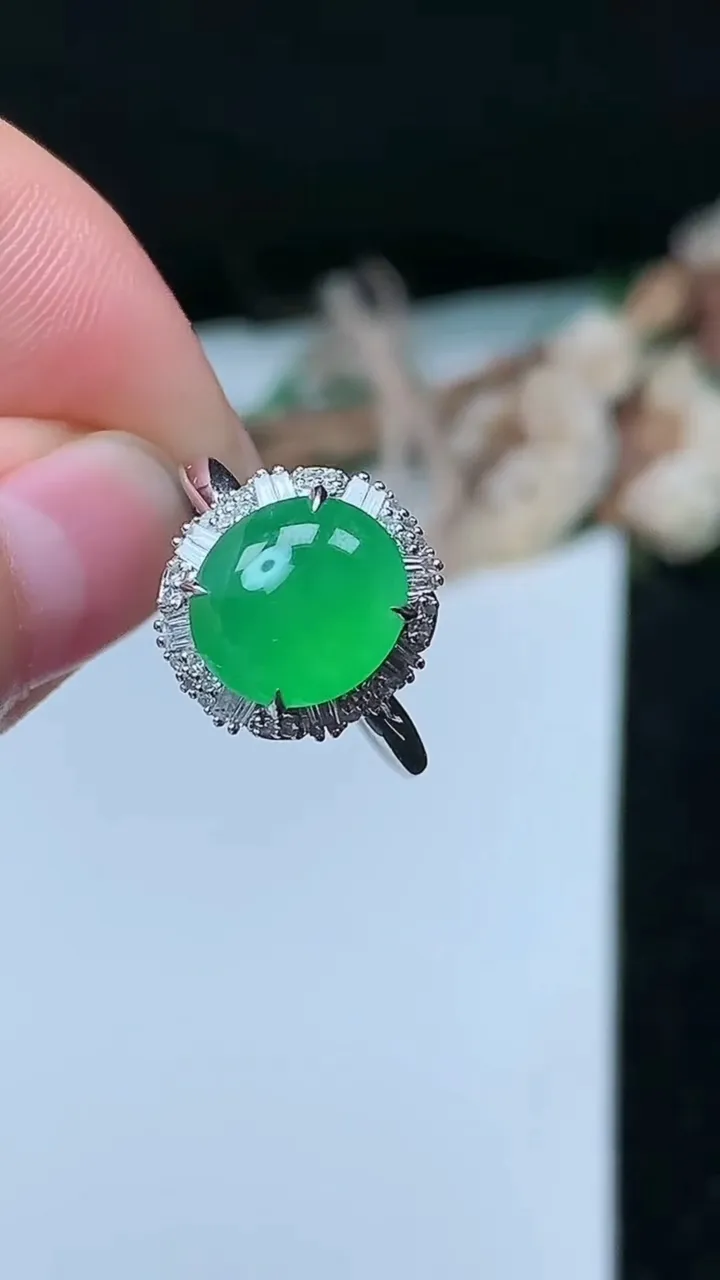 天然A货翡翠蛋面戒指，尺寸17.2-10.2-9.2，重量:3.47g2025年11月26日
工厂直销收藏佳品,种好水足，色泽均匀，有种有色，上手高大气！