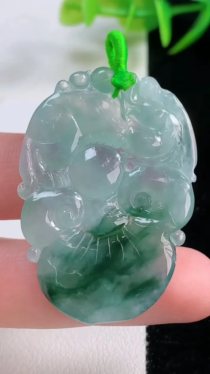 天然A货翡翠冰种飘花如意头吊坠，尺寸44-30.3-3.9，重量:9.95g
11月26日