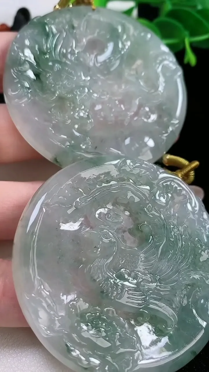 天然A货翡翠种飘花龙凤呈祥吊坠一对，尺寸56-6，重:41.65g
11月26日