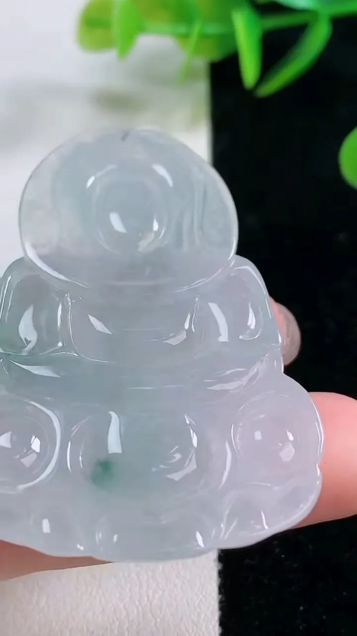 天然A货翡翠冰种飘花观音菩萨吊坠，尺寸52.4-35.7-5.9，重量:17.97g
11月26日