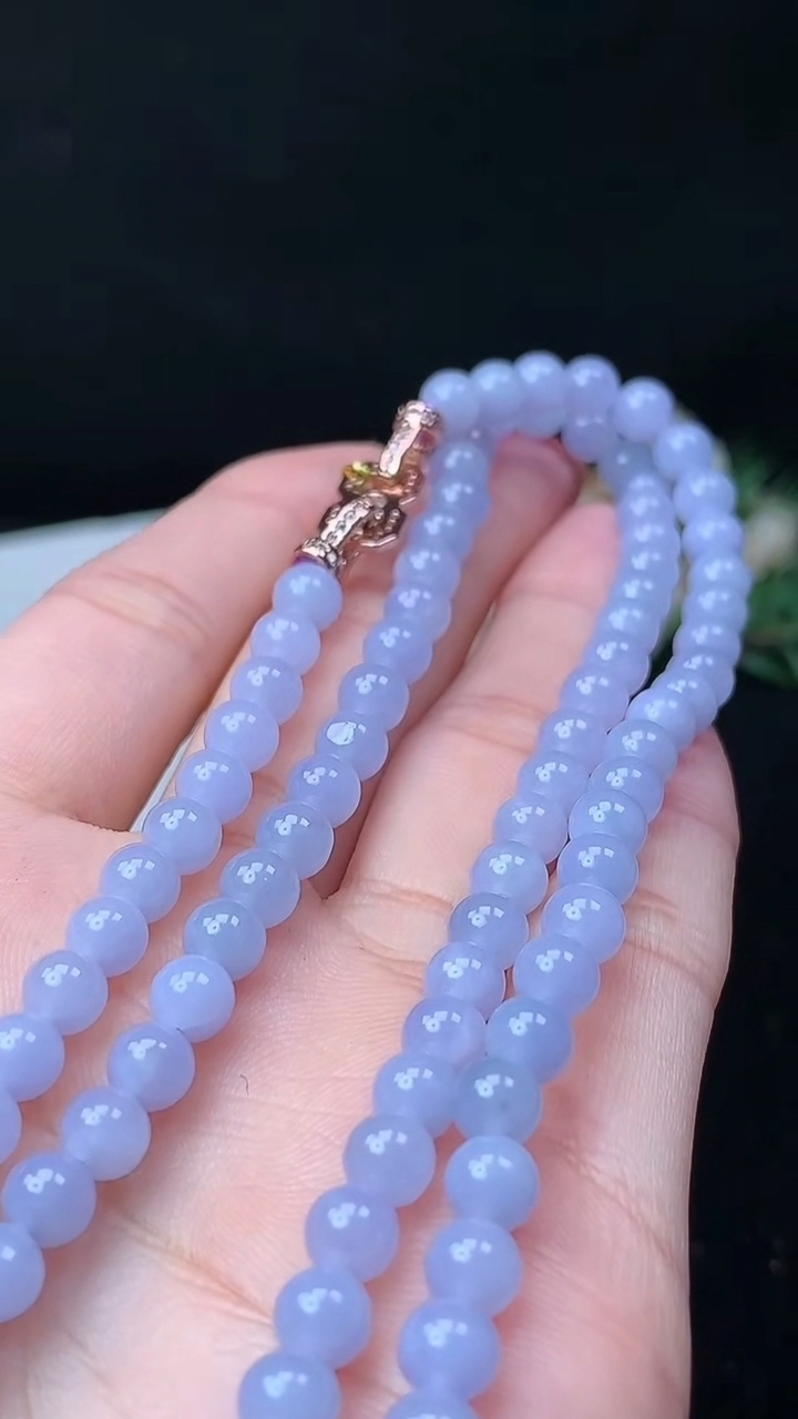 天然A货翡翠紫罗兰圆珠项链，尺寸5.4-108颗，重量:30.00g11月26日
工厂直销收藏佳品,种好水足，色泽均匀，有种有色，上手高大气！