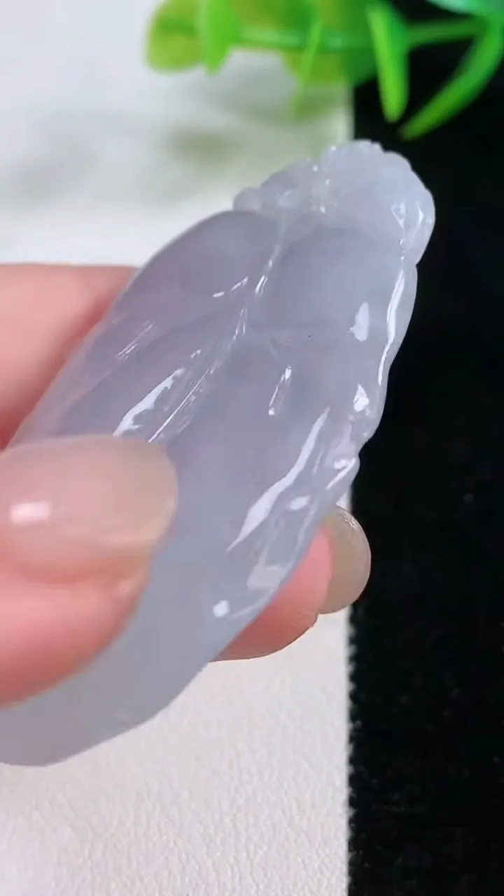 天然A货翡翠紫罗兰金枝玉叶 叶子吊坠，尺寸55.7-32.4-6.7，重量:22.44g
11月26