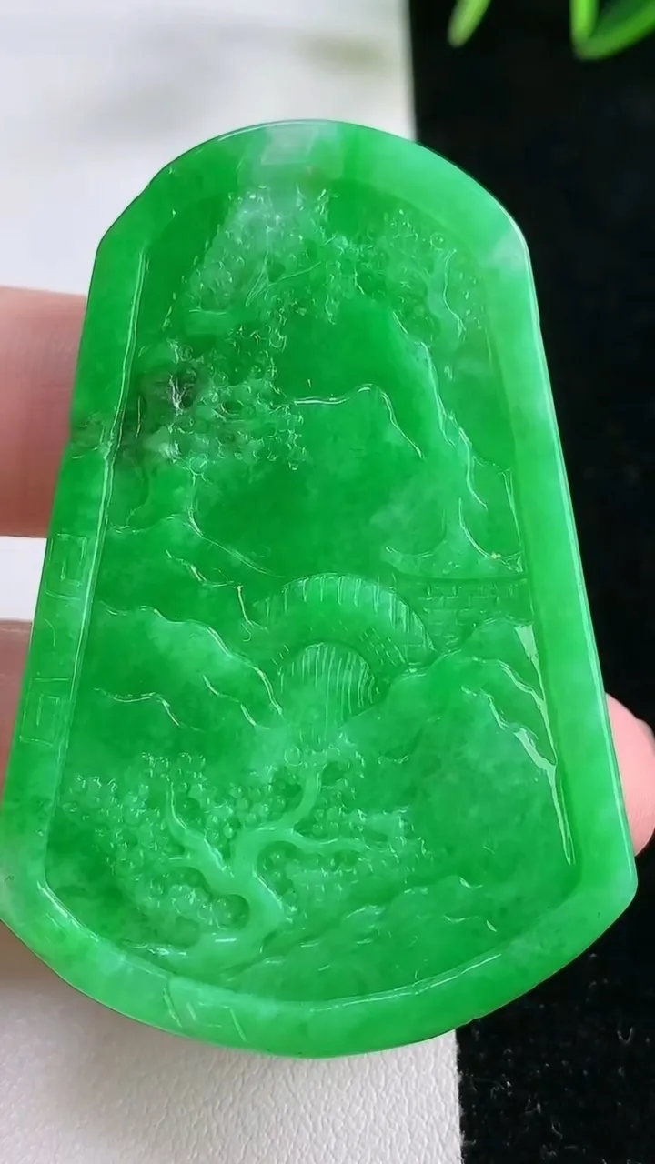 天然A货翡翠山水牌吊坠，尺寸56-38.3-5.4，重量:22.53g
11月26日