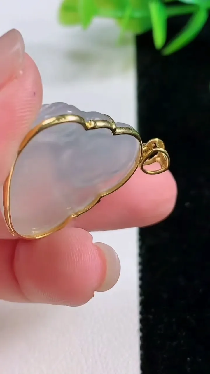 天然A货翡翠种白冰佛公吊坠，尺寸24.7-29.6-6.6，重量:8.12g
11月26日