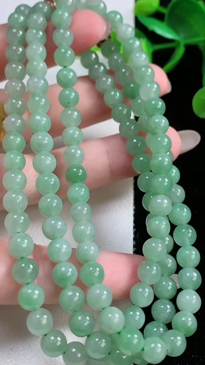 天然A货翡翠圆珠项链，尺寸6-116颗，重量:49.07g
11月26日