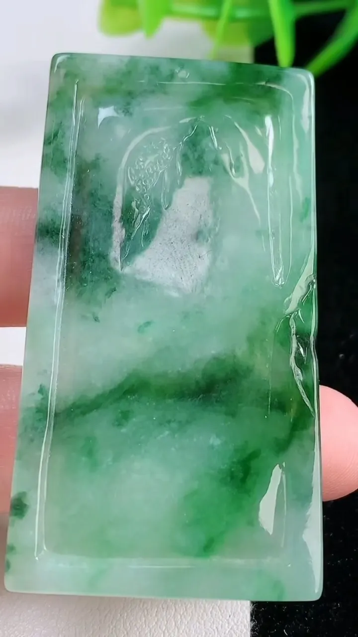 天然A货翡翠普贤菩萨吊坠，尺寸58.3-31.8-4.8，重量:25.10g
11月26日