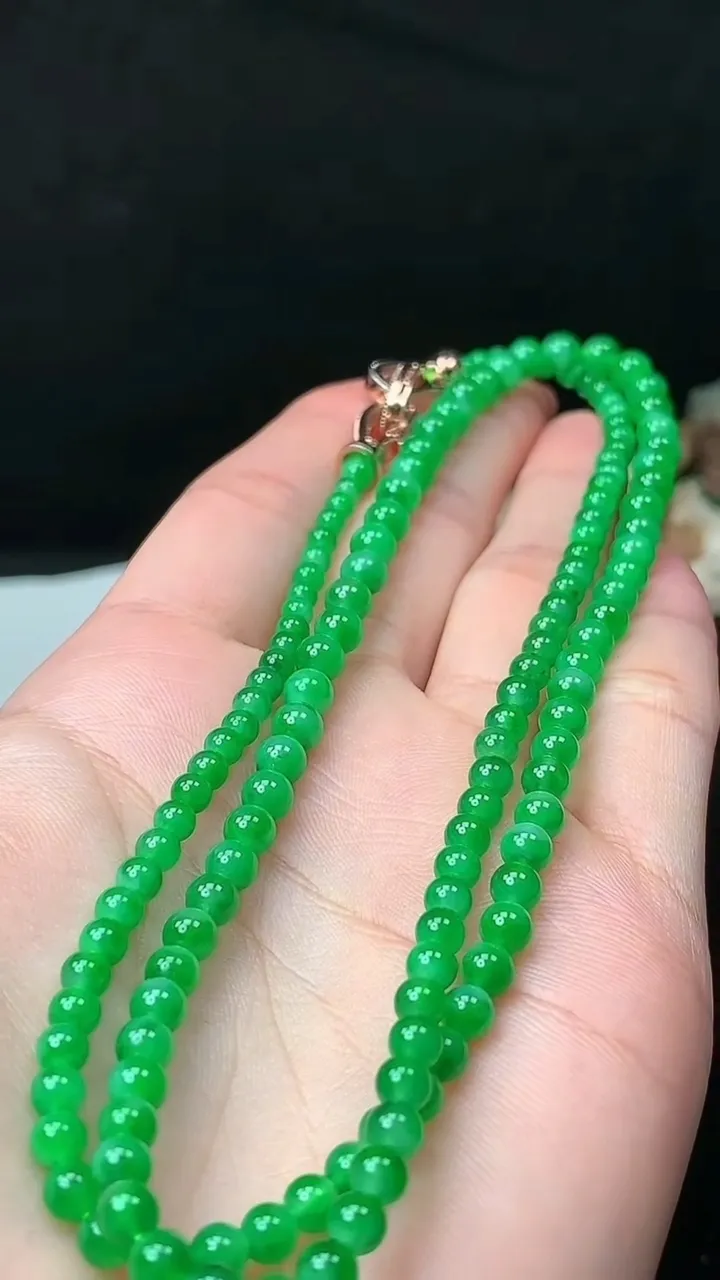 天然A货翡翠圆珠项链，尺寸5-142颗，重量:19.82g11月26日
工厂直销收藏佳品,种好水足，色泽均匀，有种有色，上手高大气！