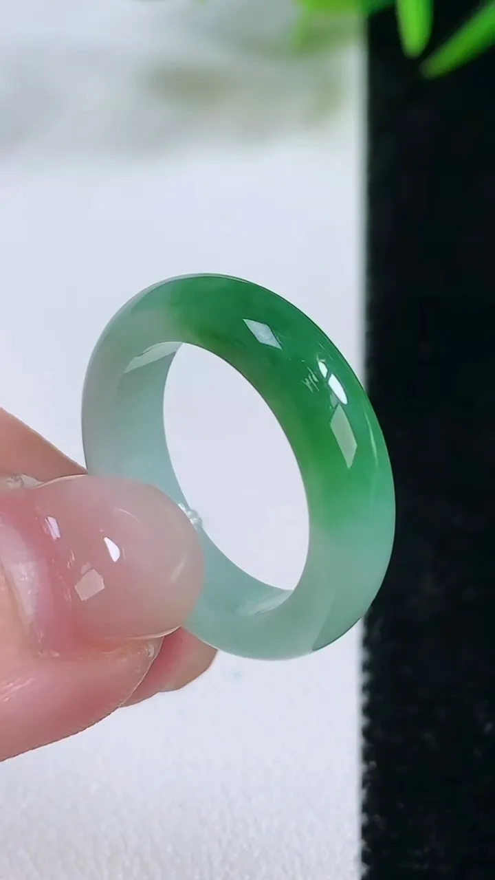 天然A货翡翠指环戒指，尺寸17.7-5.2-3，重量:3.78g2025年11月26日
工厂直销收藏佳品,种好水足，色泽均匀，有种有色，上手高大气！