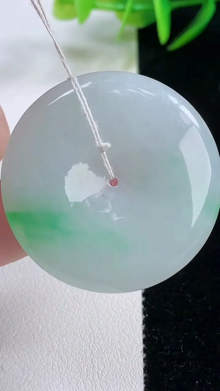 天然A货翡翠平安扣吊坠，尺寸37-5.3，重量:18.34g
11月26日