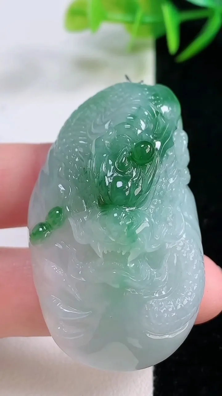 天然A货翡翠龙牌吊坠，尺寸51.3-29.6-18，重量:40.51g
11月26日