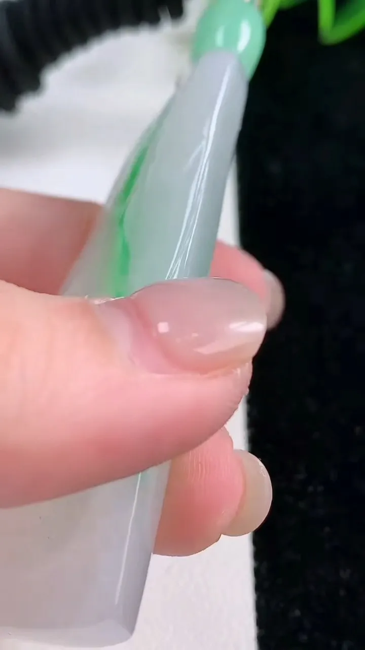 天然A货翡翠观音菩萨吊坠，尺寸65.7-28.2-15.4，重量:46.81g
11月26日