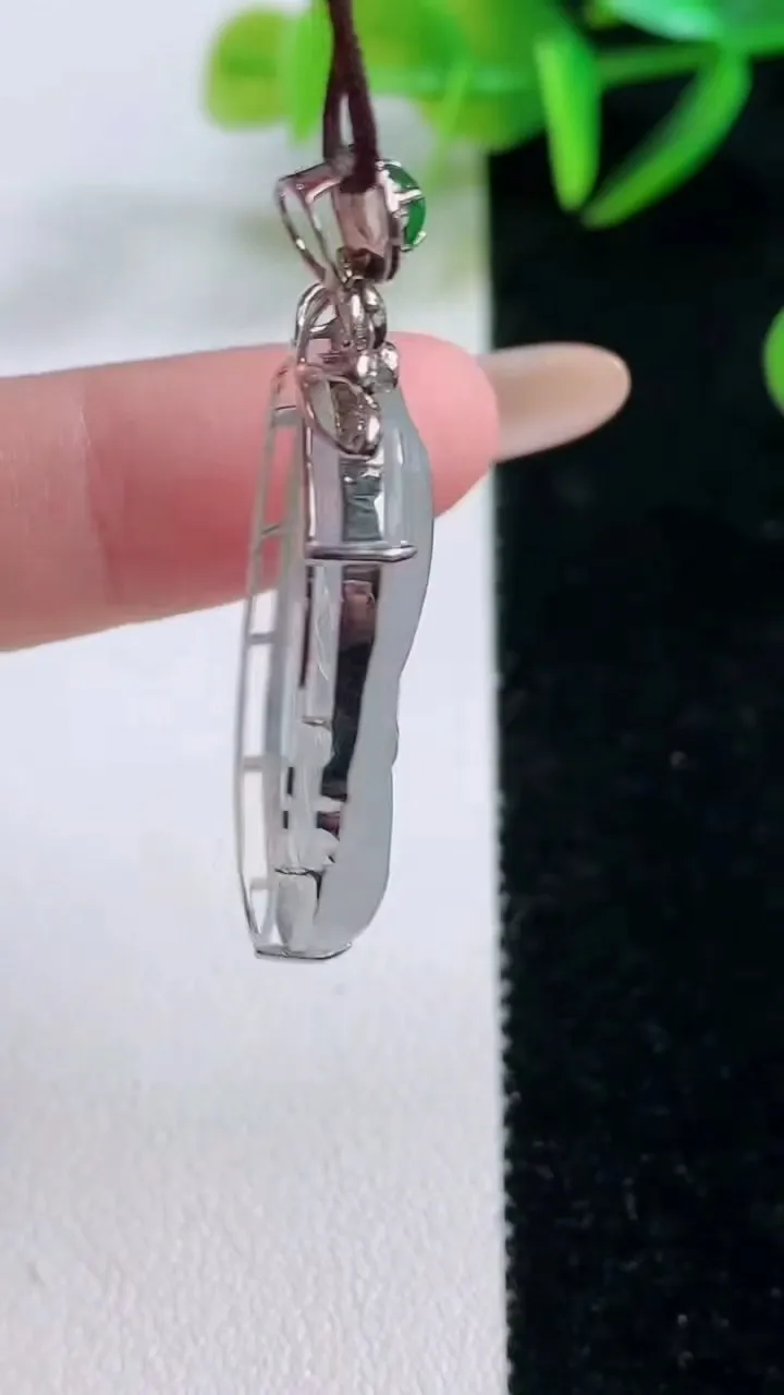 天然A货翡翠种白冰如意吊坠，尺寸40.5-29.8-17.3-6.4，重量:6.80g
11月26日