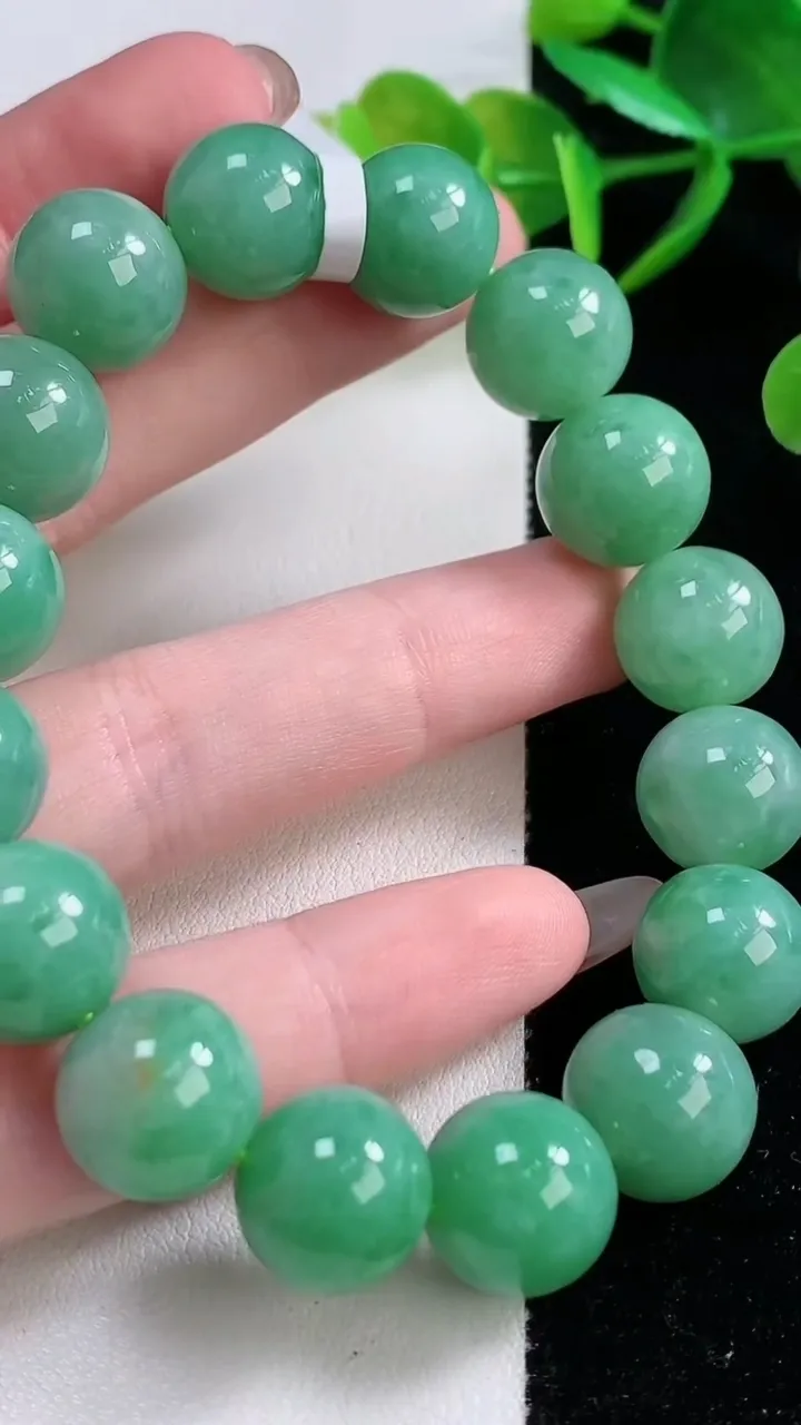 天然A货翡翠圆珠手串，尺寸12.7-16颗，重量:56.38g11月26日
工厂直销收藏佳品,种好水足，色泽均匀，有种有色，上手高大气！