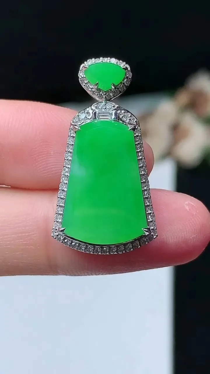 天然A货翡翠无事牌吊坠，尺寸28.3-15-7.2，裸石17.5-11.6，重量:3.96g
11月