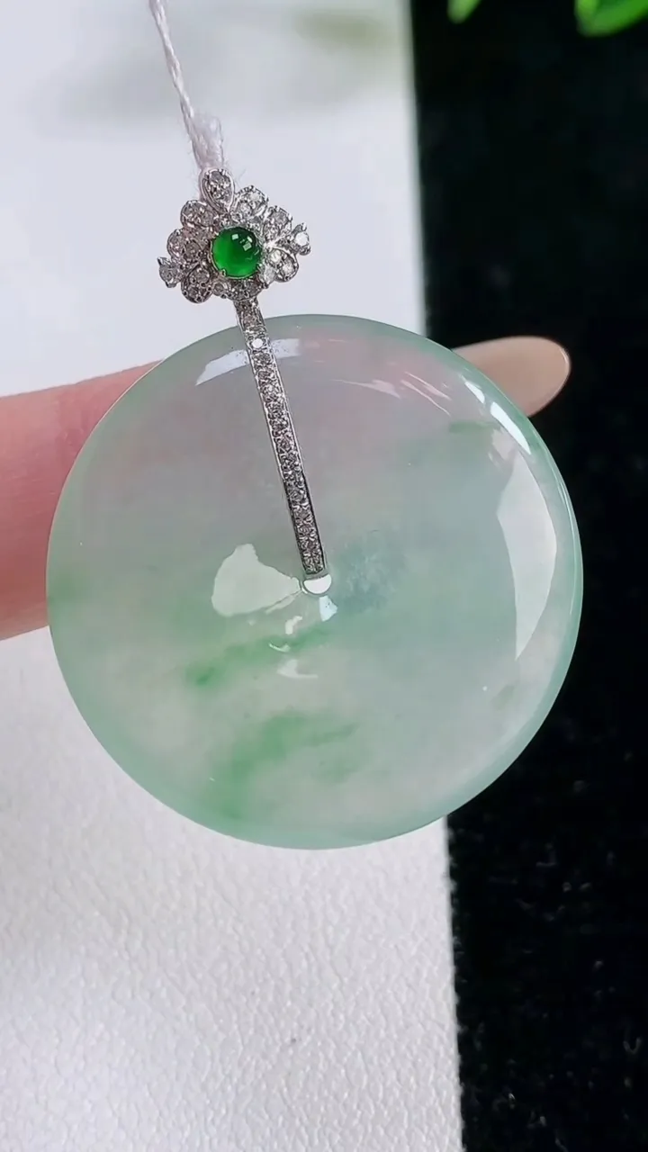 天然A货翡翠平安扣吊坠，尺寸29.2-5.3，重量:10.06g
11月26日