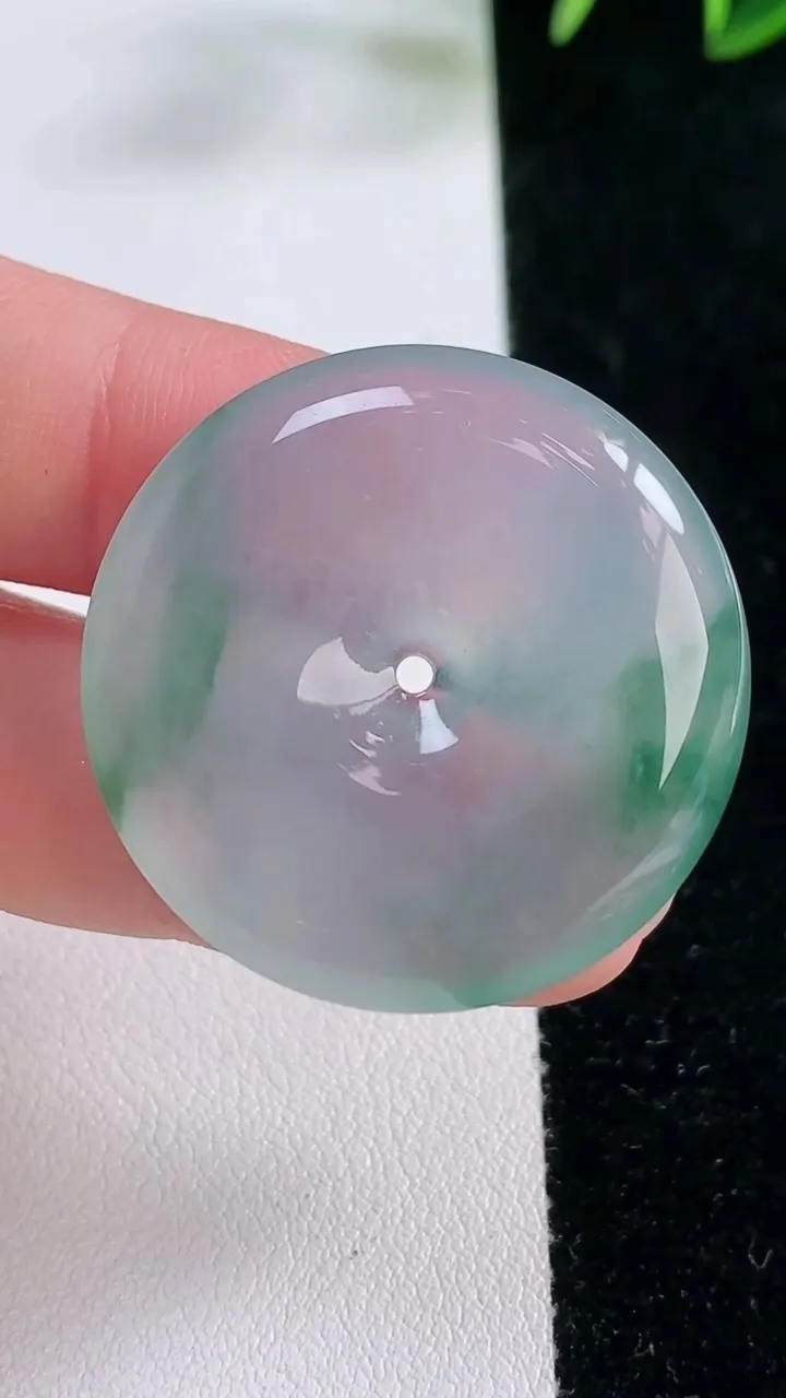 天然A货翡翠种飘花平安扣吊坠，尺寸32-5.8，重量:13.06g
11月26日