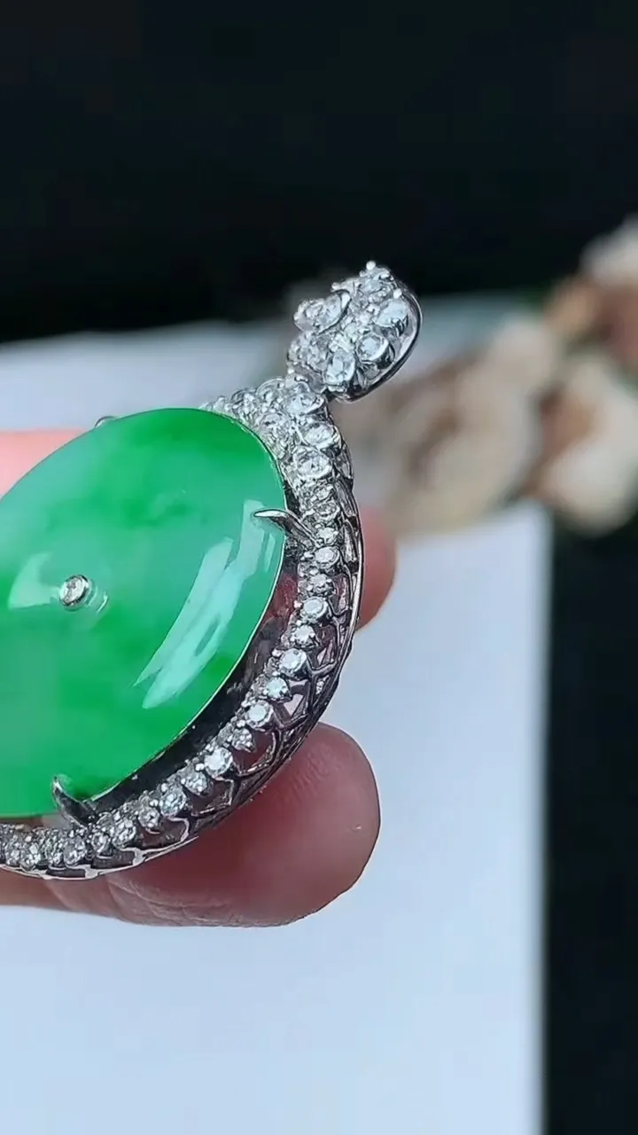 天然A货翡翠平安扣吊坠，尺寸36.5-26.7-9.6裸石22.7，重量:10.86g
11月26日