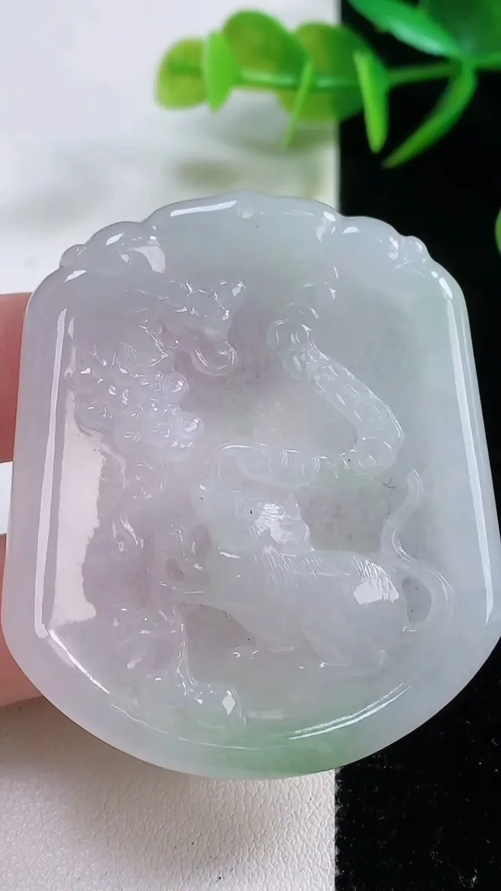 天然A货翡翠生肖鼠吊坠，尺寸52.5-44.8-5，重量:23.85g
11月26日