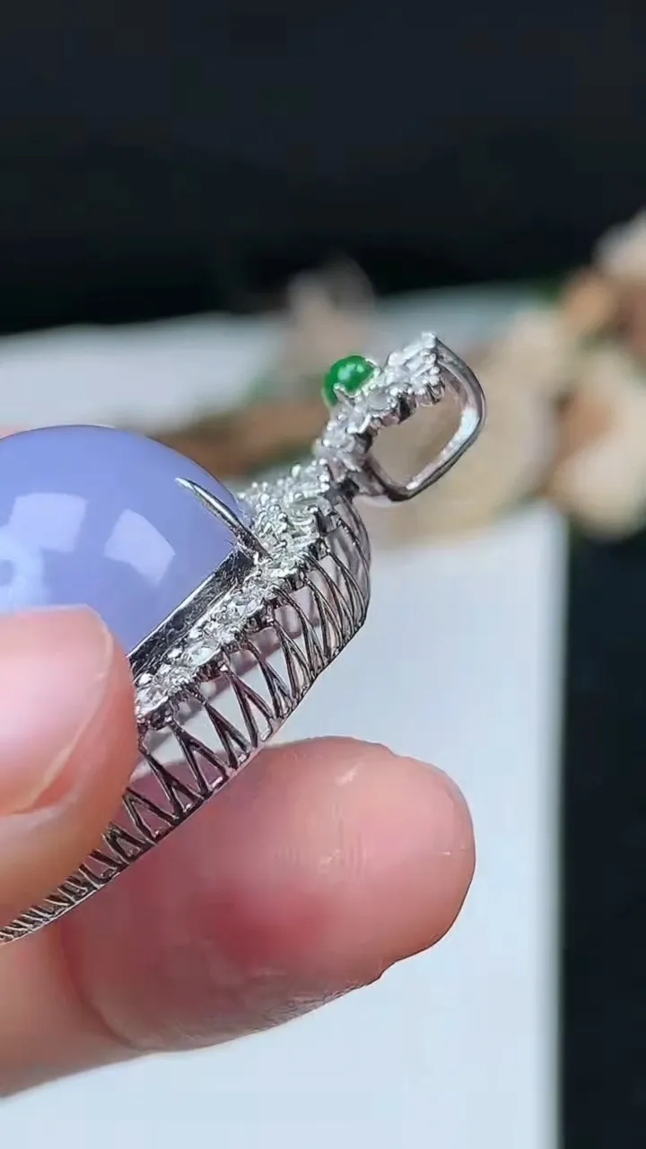 天然A货翡翠k金紫罗兰蛋面吊坠，尺寸37.7-24-17.8，裸石21-19.8，重量:13.68g
11月26日