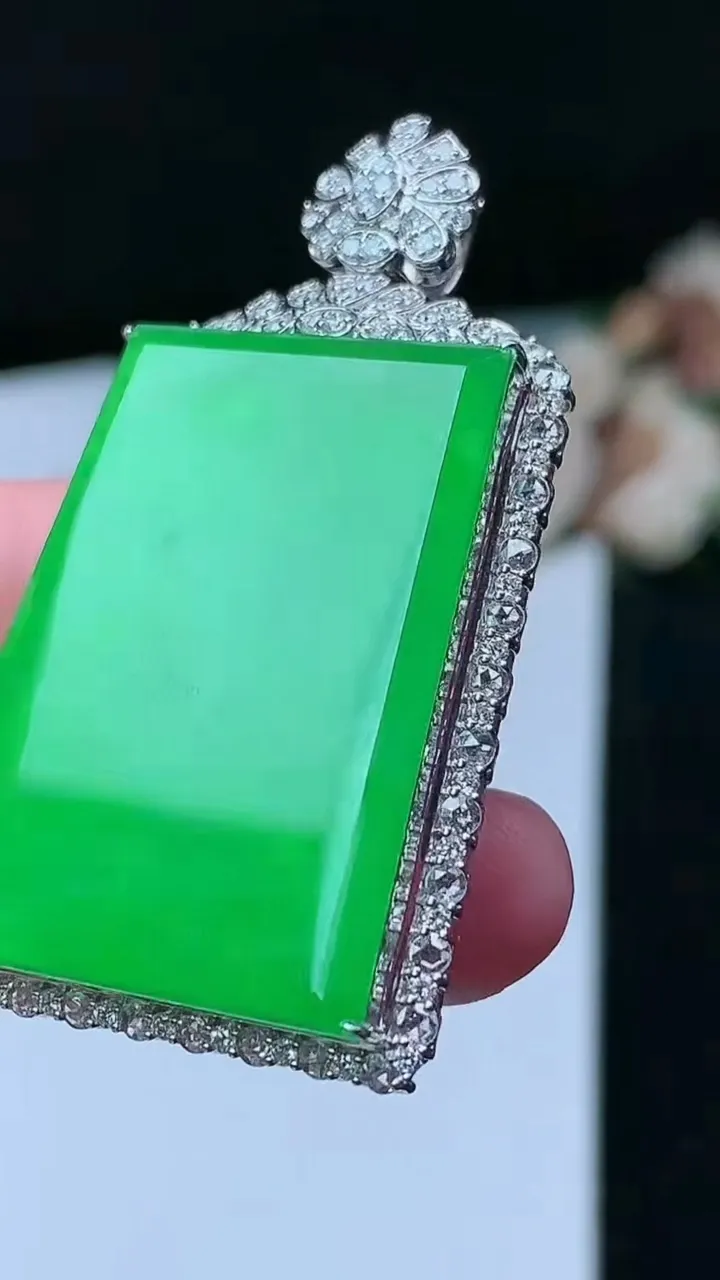 天然A货翡翠无事牌吊坠，尺寸49.5-29.7-11.5，裸石33.5-25.8，重量:14.49g
11月26日