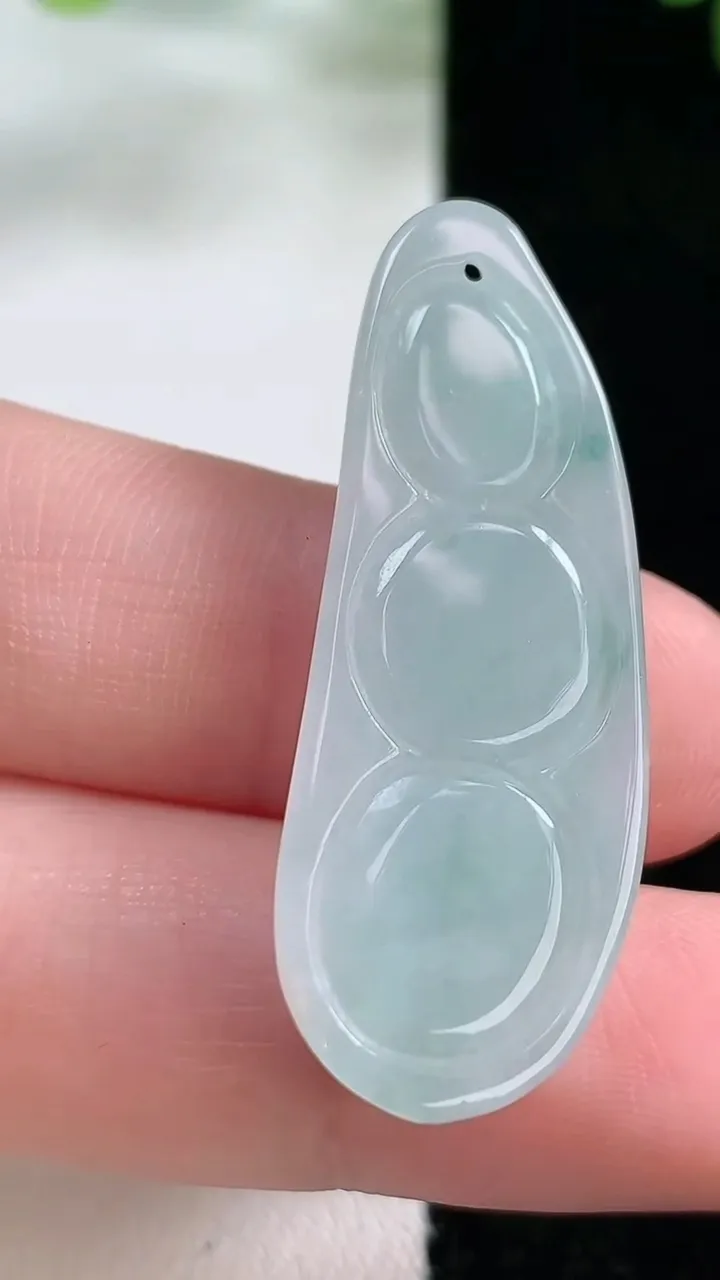 天然A货翡翠飘花福豆吊坠，尺寸37.5-14.2-5.9，重:5.52g
11月26日