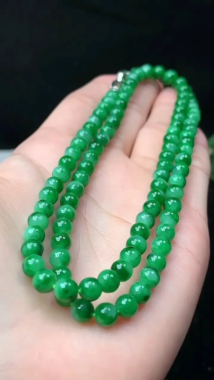 天然A货翡翠圆珠项链，尺寸5.7-98颗，重量:30.52g
11月26日