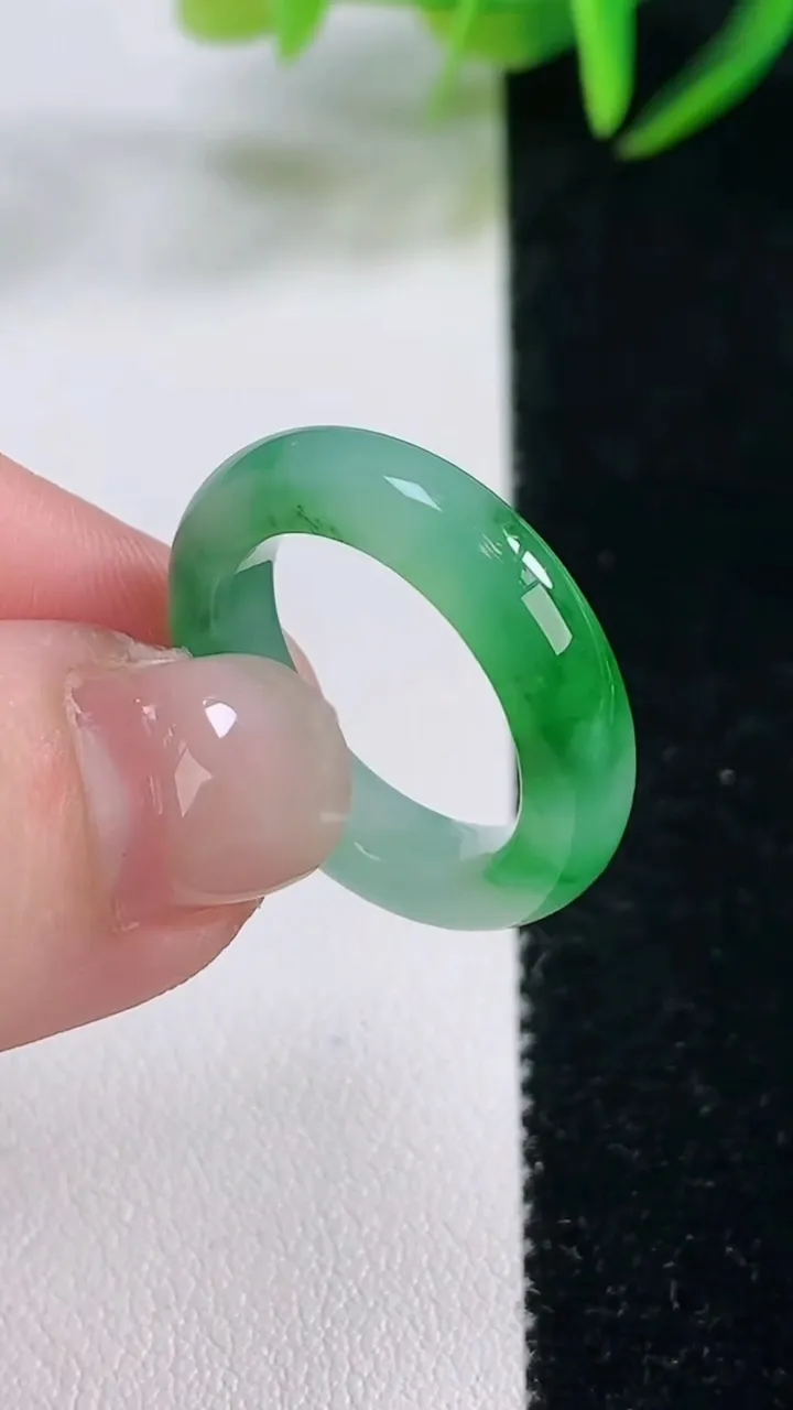 天然A货翡翠指环戒指，尺寸16.6-5-3.6，重量:3.78g2025年11月26日
工厂直销收藏佳品,种好水足，色泽均匀，有种有色，上手高大气！