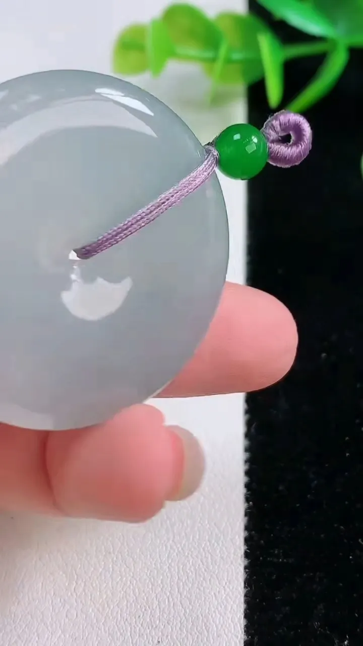 天然A货翡翠平安扣吊坠，尺寸38.6-6，重量:20.15g
11月26日