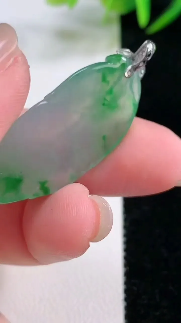 天然A货翡翠金枝玉叶 叶子吊坠，尺寸34-16.3-3.9，重量:4.82g
11月26日