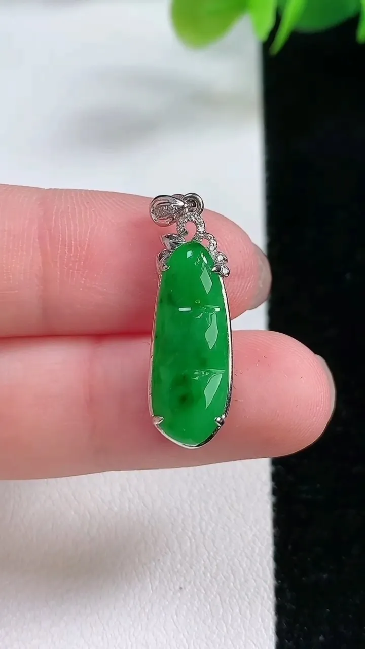 天然A货翡翠福豆吊坠，尺寸27.3-8.3-4.6，裸石20-7.3重:1.72g
11月26日