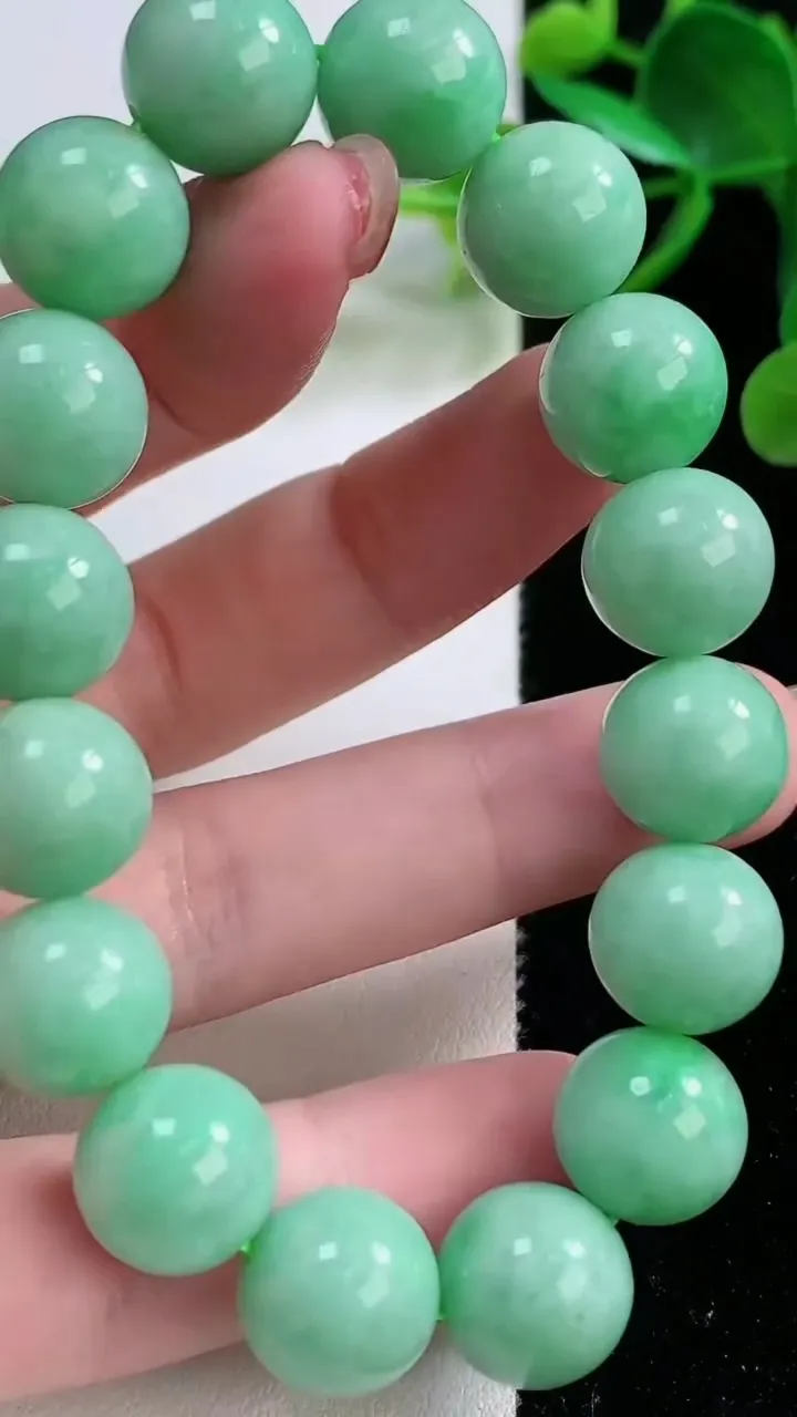 天然A货翡翠圆珠手串，尺寸12-16颗，重量:47.22g11月26日
工厂直销收藏佳品,种好水足，色泽均匀，有种有色，上手高大气！