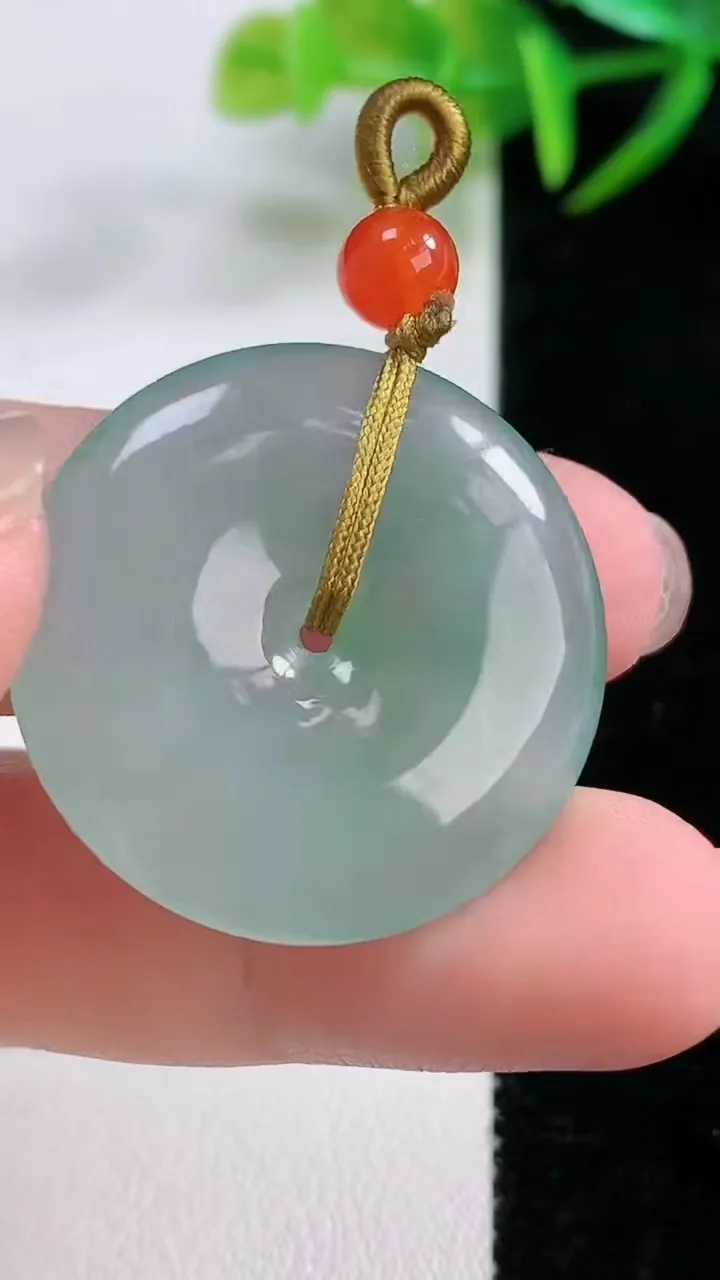 天然A货翡翠平安扣吊坠，尺寸29-5，重量:9.16g
11月26日