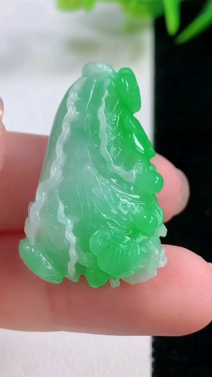 天然A货翡翠白菜吊坠，尺寸32.8-21-11.6，重量:11.80g
11月26日