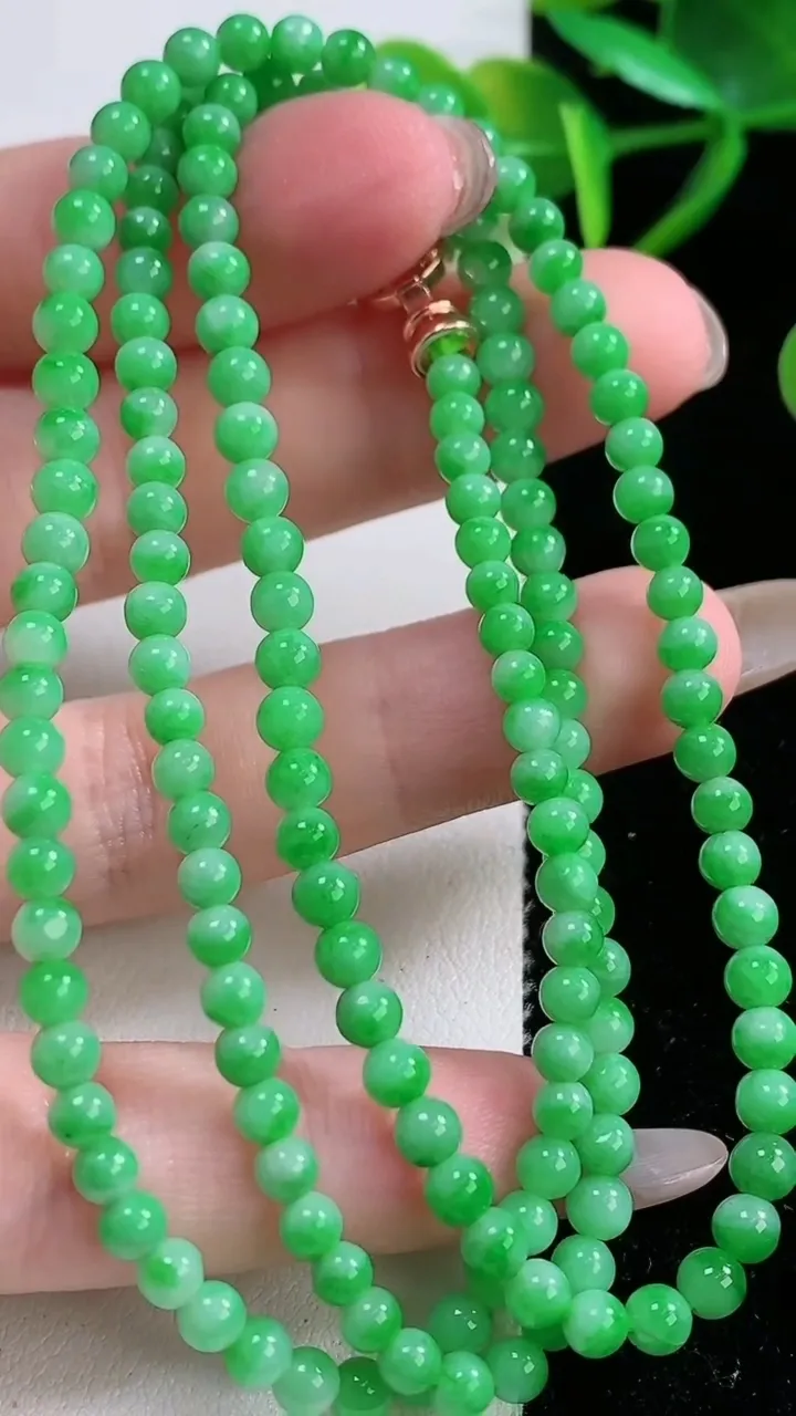 天然A货翡翠圆珠项链，尺寸3.5-161颗，重量:15.91g
11月26日