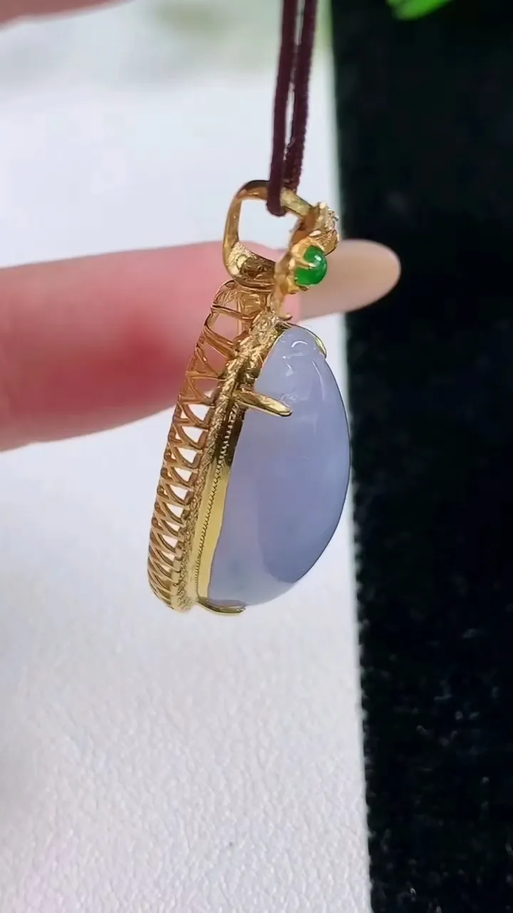 天然A货翡翠18K金紫罗兰福瓜吊坠，尺寸41.4-16.5-11，裸石25.6-13重量:7.07g
11月26日