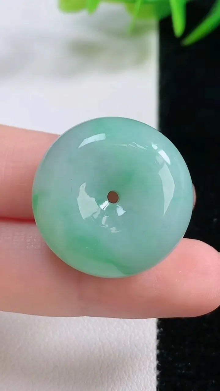 天然A货翡翠平安扣吊坠，尺寸25.5-10.4，重量:14.99g
11月26日