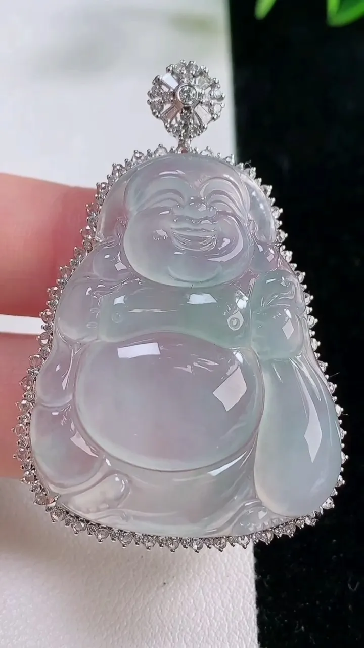 天然A货翡翠布袋佛吊坠，尺寸52-34.6-10.4，裸石39-31.4重量:15.68g
11月26日